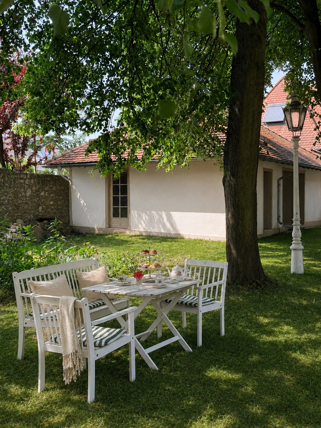 Weiße Gartentafel im Schlossgarten