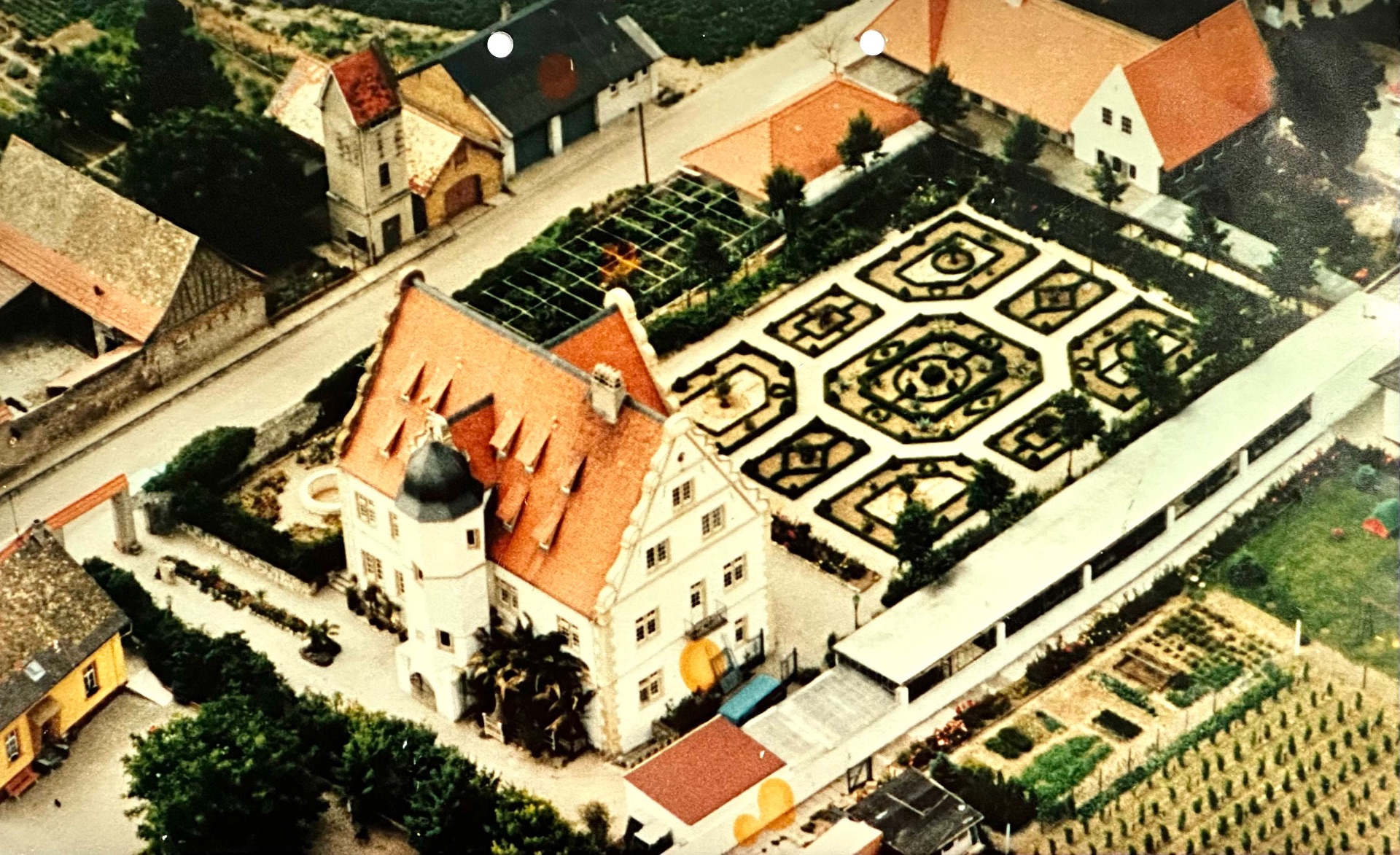 Luftbild — Schloss & Barockgarten