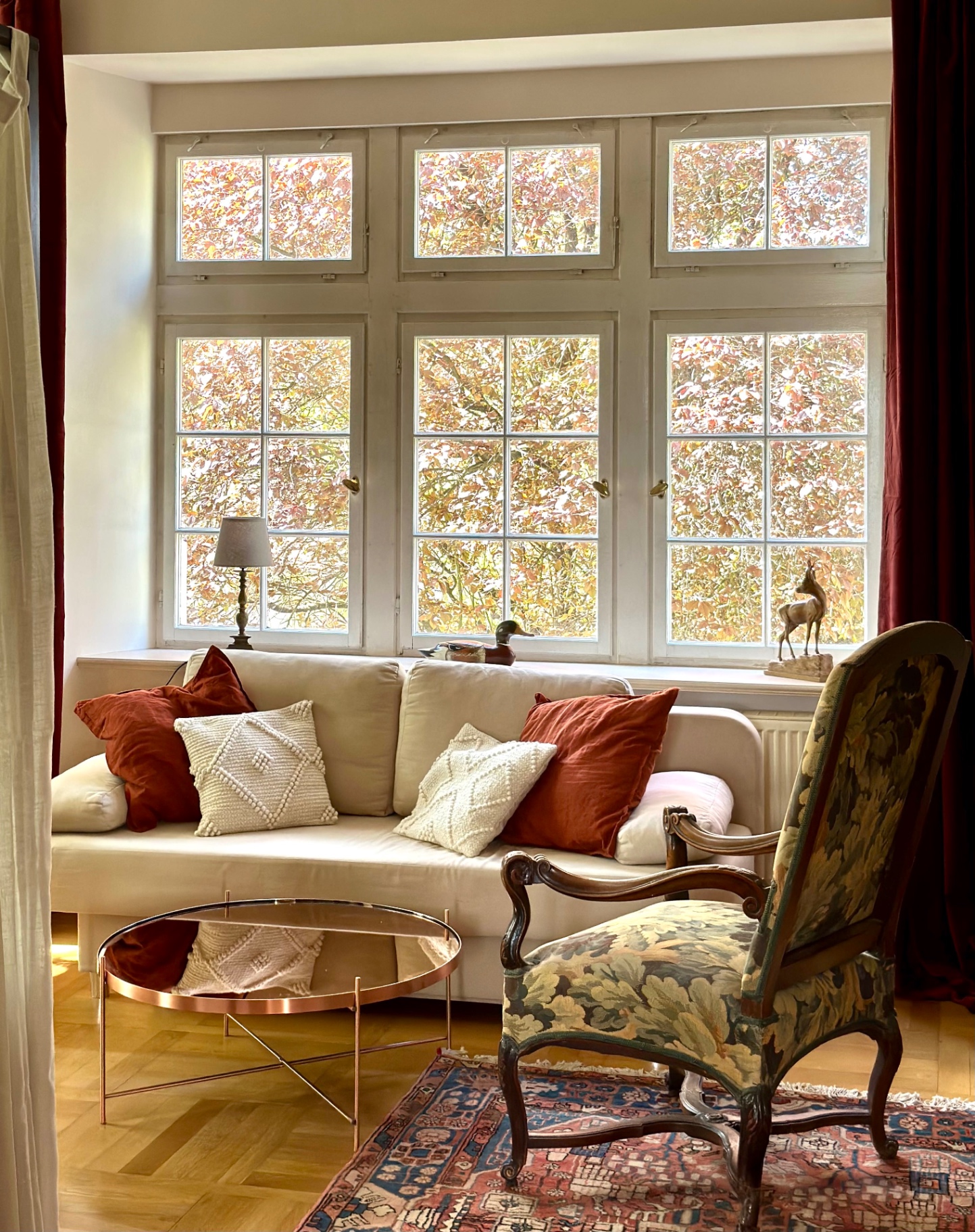 Himmelbettzimmer · Fensterbank im Herbst